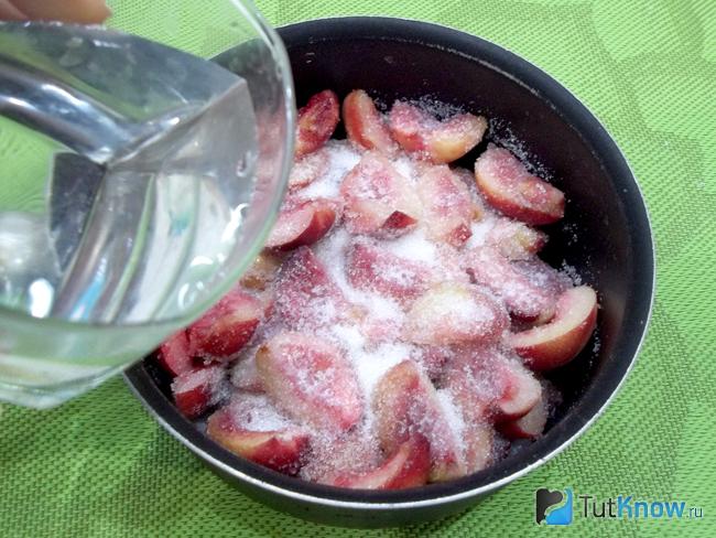 Персики залиты подкисленой водой
