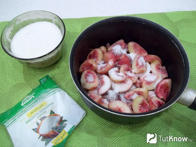 Персики засыпаны сахаром