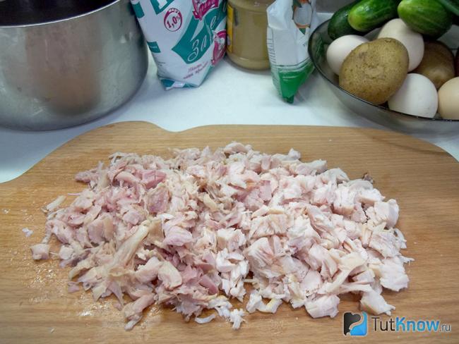 Курица нарезана