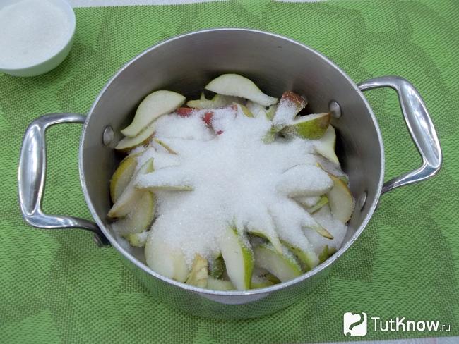 Груши пересыпаны сахаром