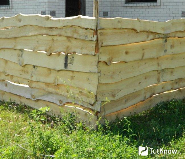 Ограда из необрезной доски