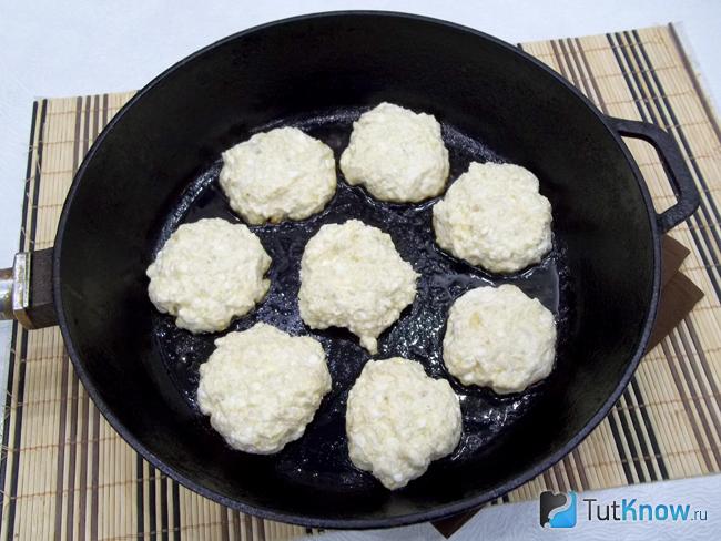 Сырники жарятся
