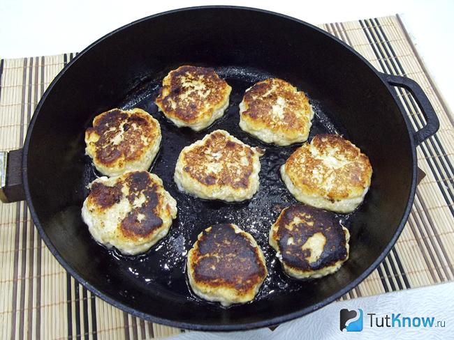 Сырники жарятся