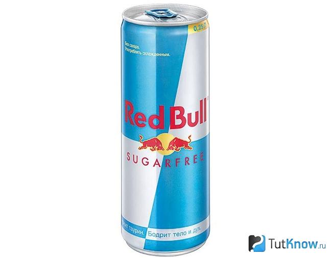 Банка напитка Red Bull на белом фоне