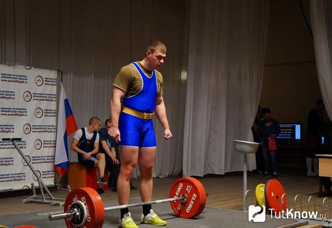Атлет готовится поднимать штангу