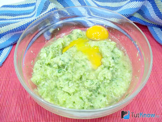 Продукты перемешаны и влито яйцо