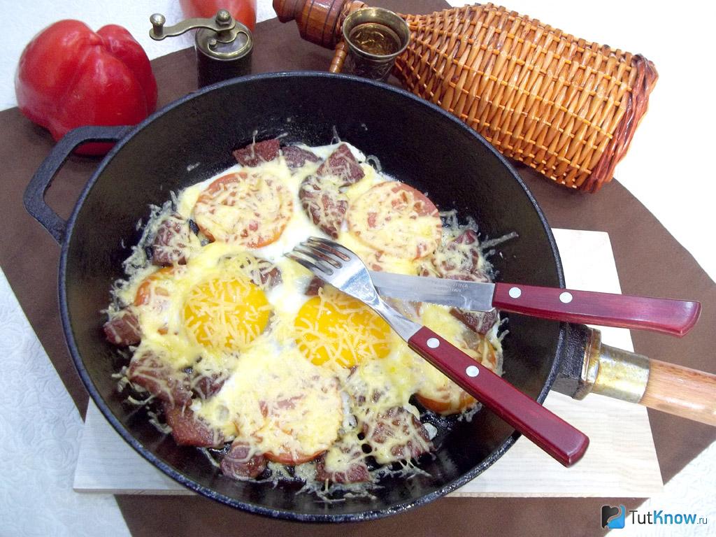 Яичница с помидорами и колбасой, пошаговый рецепт с фото на ккал