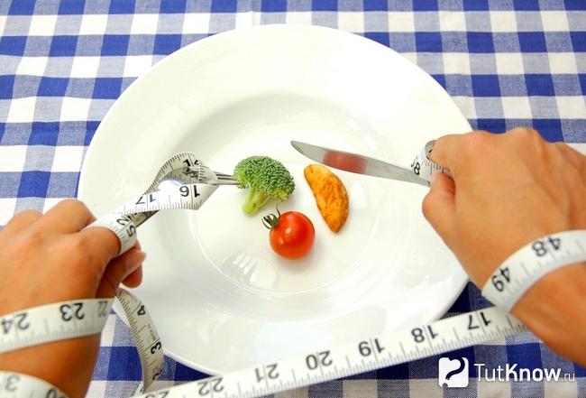 Руки связаны измерительной рулеткой