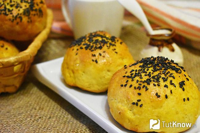 Готовые булочки с черным кунжутом