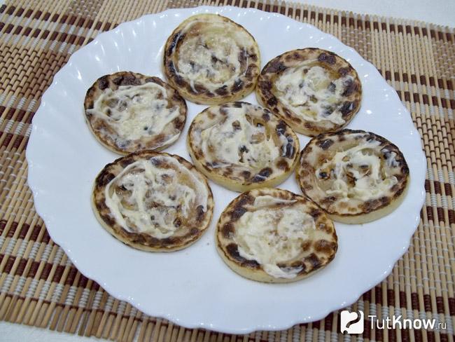 Кабачки смазаны майонезом