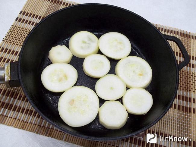 Кабачки жарятся