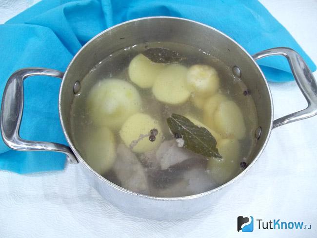В кастрюлю добавлен нарезанный картофель