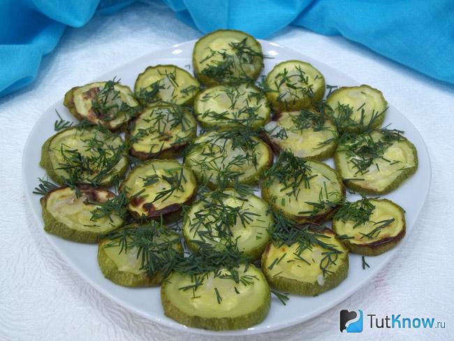 Кабачки приправлены чесноком и укропом