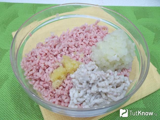 Мясо, лук и чеснок перекручены