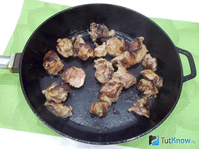 Мясо жарится