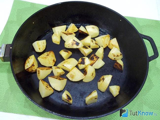 Картофель жарится