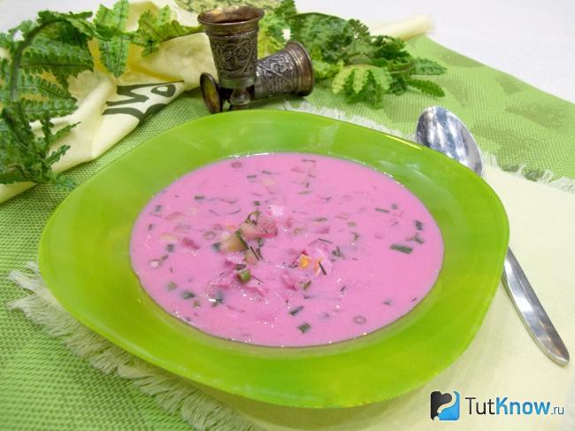 Готовый свекольник на кефире с копченой грудкой