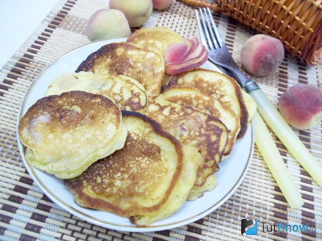 Готовые медовые оладьи с персиками