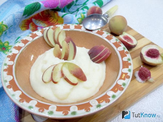 Готовая манная каша с персиками