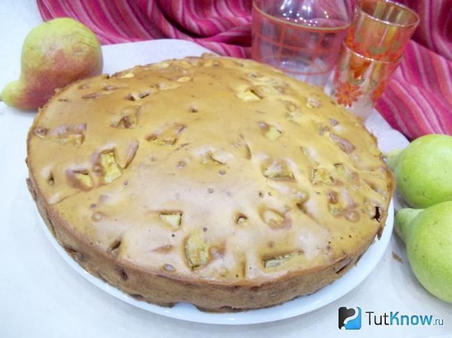 Готовый быстрый пирог с грушами и корицей