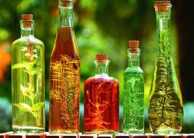 Пять бутылочек с разными растительными маслами