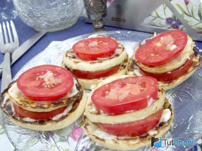 Готовая закуска из кабачков с помидорами