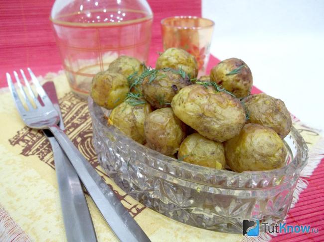 Готовый молодой картофель с чесноком, запеченный в духовке