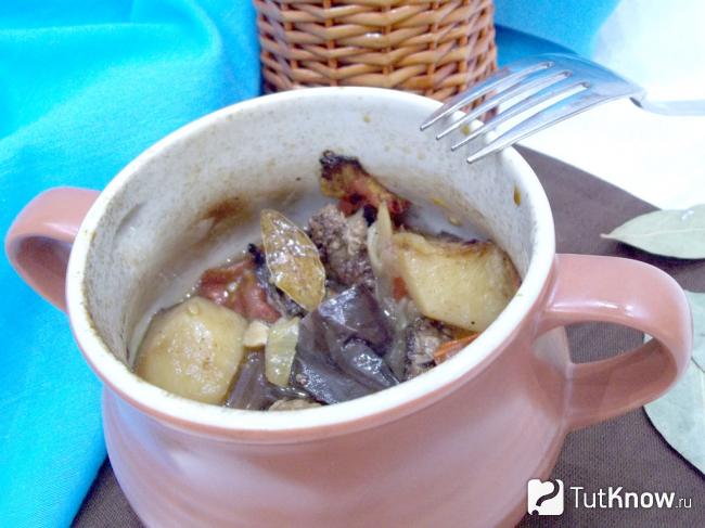 Готовое мясо с овощами в горшочках