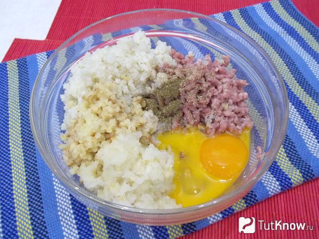 Картошка, лук, чеснок и мясо перекручены