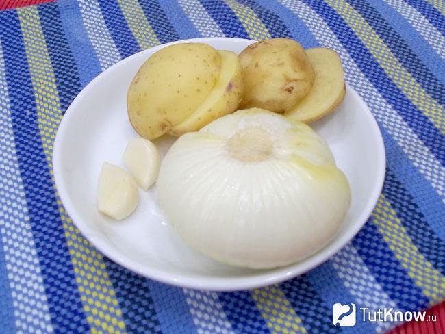 Картошка, лук и чеснок очищены