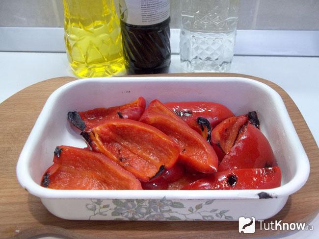 Перец сложен в емкость для маринования
