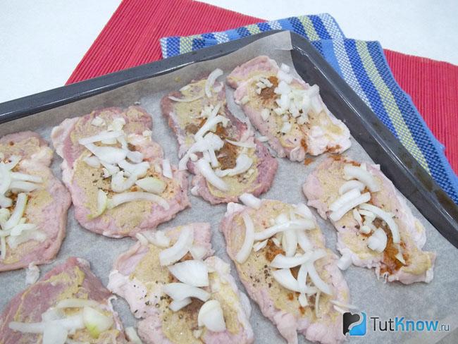 На мясо выложен лук