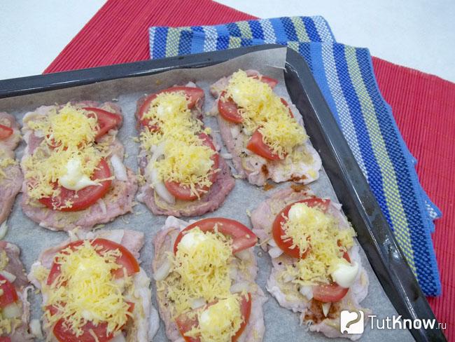 Мясо присыпано сыром