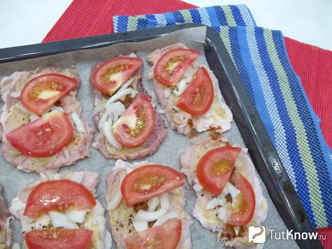 На мясо выложены помидоры
