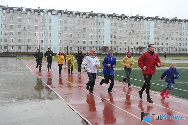 Забег по стадиону во время дождя