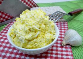 Чесночный салат с сыром и яйцом