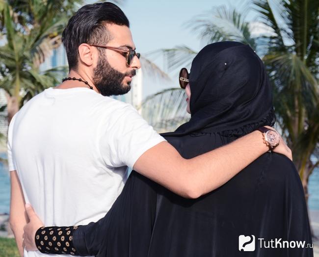 Муж-мусульманин и жена в хиджабе