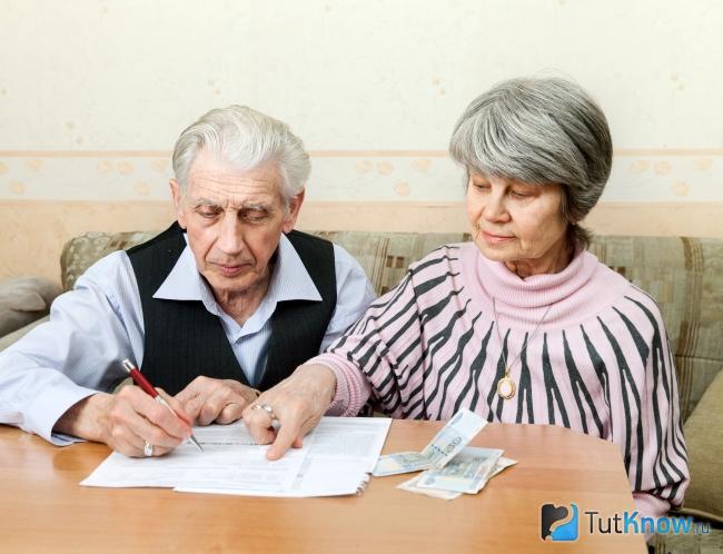Муж и жена планируют бюджет семьи
