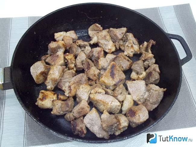 Мясо жарится