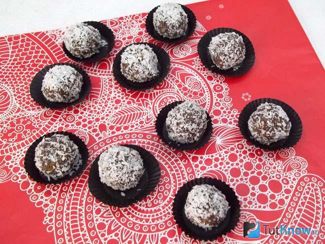 Конфеты покрыты кокосовой стружкой