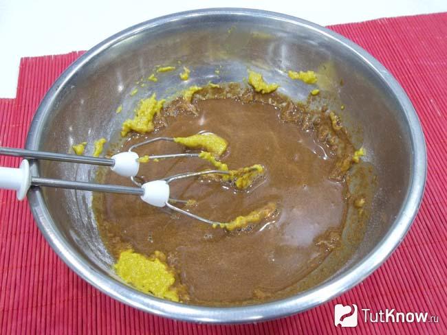 Желтки взбиты с мукой