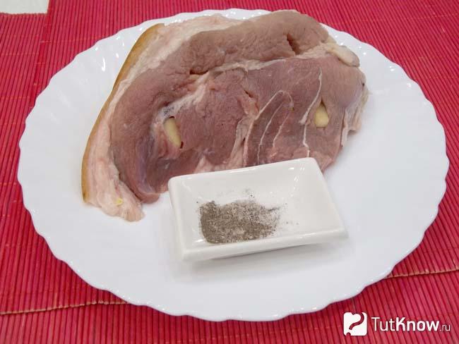 Мясо нафаршировано чесноком