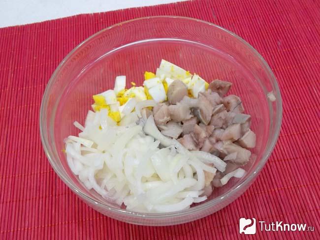 Салат селедка с луком. Сельдь с луком. На кухне у Любани салат из селедки с луком.