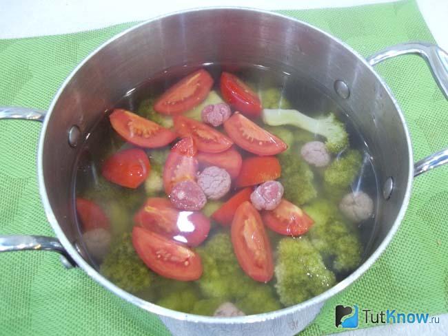 суп с помидорами и брокколи. 1507905109 9. суп с помидорами и брокколи фото. суп с помидорами и брокколи-1507905109 9. картинка суп с помидорами и брокколи. картинка 1507905109 9. Стоит отметить, что брокколи — продукт круглогодичный. Его можно купить в супермаркетах в любое время. Причем как в свежем, так и замороженном виде. А разнообразие составляющих, поможет каждый день варить другой суп с новым вкусом. Сегодня в блюдо добавлены помидоры, но вы можете класть и любые другие продукты, как кабачки, зеленый горошек, морковь, сладкий перец и т.д.