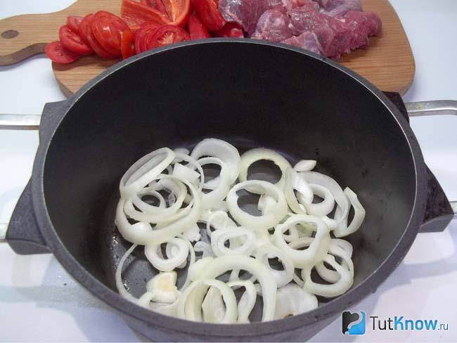 Лук положен в кастрюлю