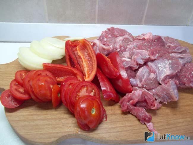 Мясо, лук и перец нарезаны