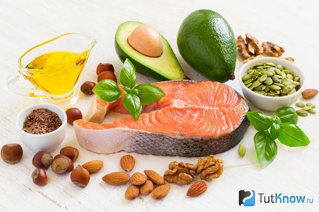 Полезные продукты питания лежат на деревянной поверхности