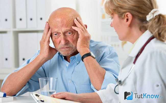 Мужчина с болезнью Альцгеймера на приёме у врача