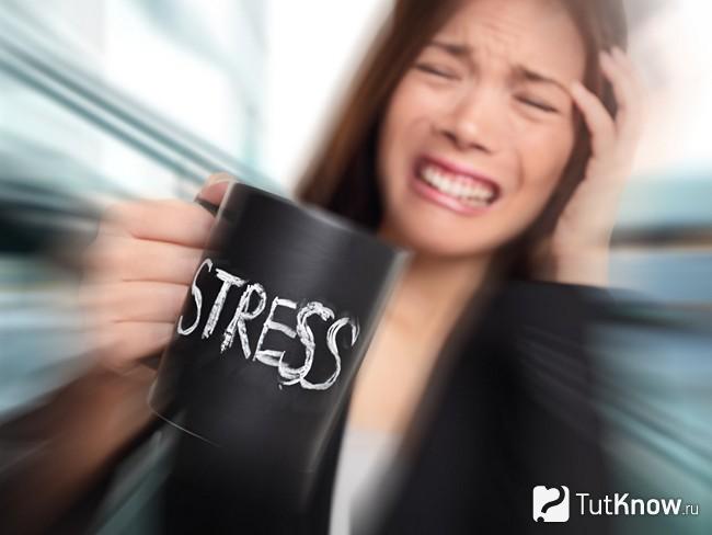 Надпись "стресс" на чашке