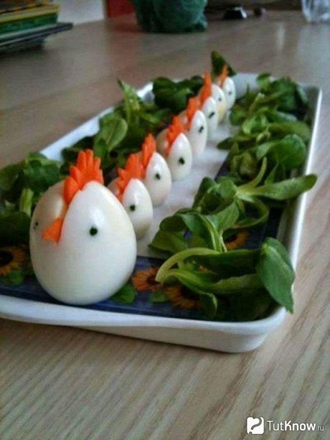 Головы петушков из яиц и моркови